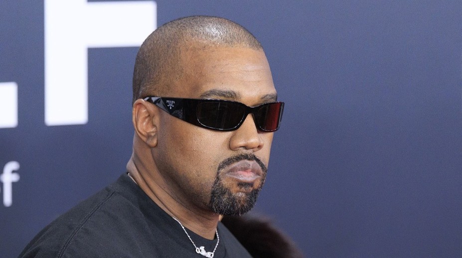 Kanye West po príspevkoch o Hitlerovi a židoch opäť šokuje. Stiahol z predaja všetko, okrem trička so svastikou