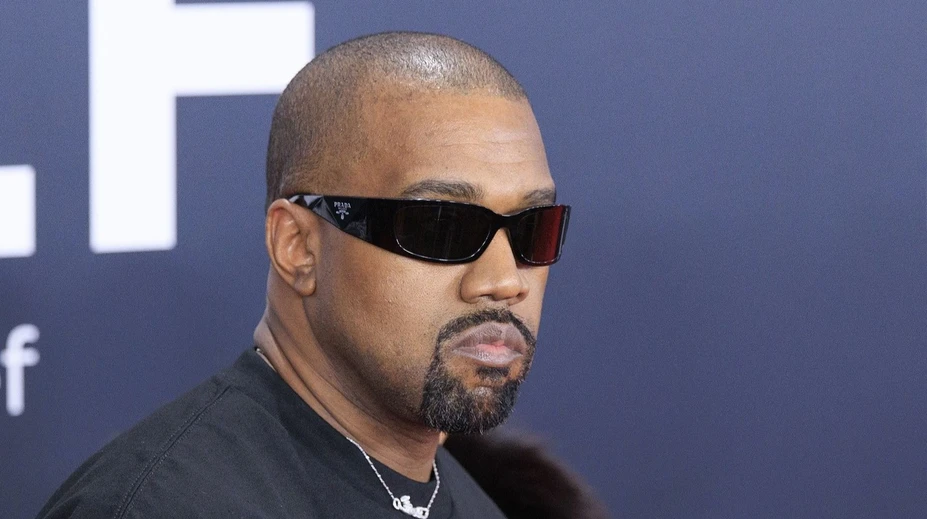 Kanye West po príspevkoch o Hitlerovi a židoch opäť šokuje. Stiahol z predaja všetko, okrem trička so svastikou