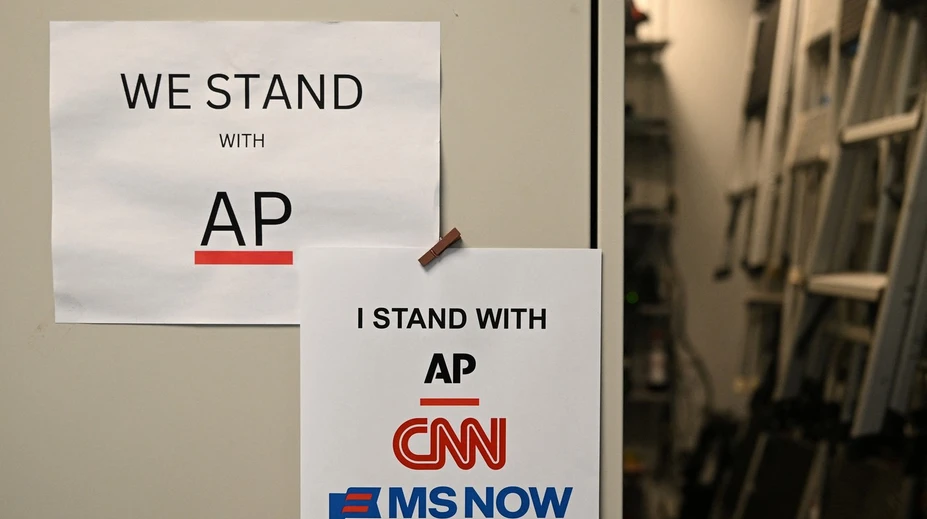 Najväčšie stanice vrátane Fox News bojkotujú spravodajstvo o Trumpovi. Biely dom preto spustil vlastné vysielanie