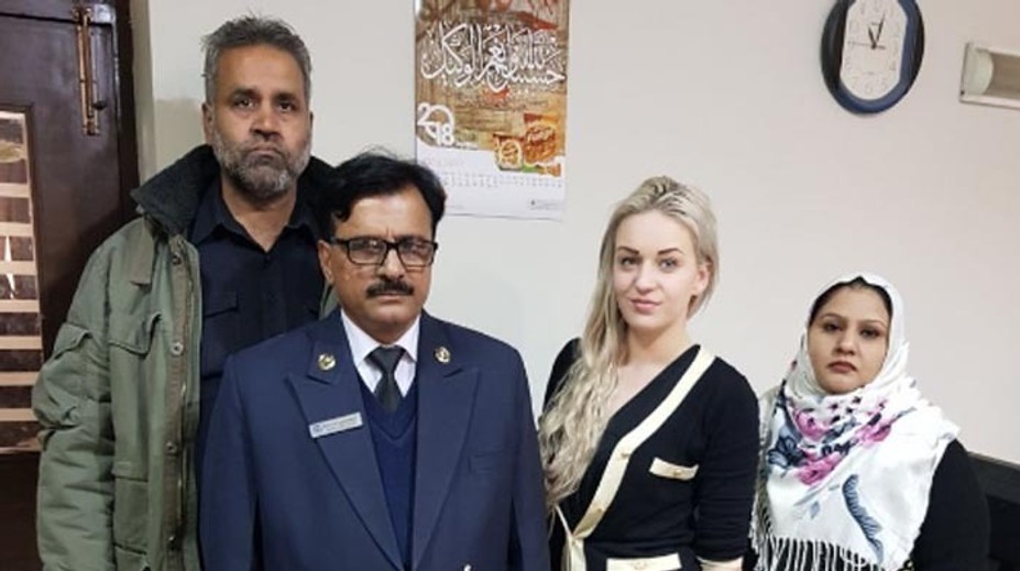 Vysmiata na fotke s colníkmi: Z českej pašeráčky je miláčik Pakistancov