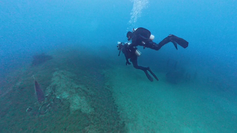 Mínus tri stupne a ľadová voda: Náš redaktor sa ponoril do zimy na Seneckých jazerách