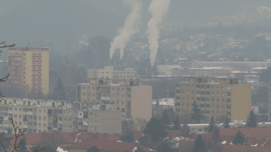 Obmedzte pohyb vonku a skráťte vetranie. SHMÚ upozorňuje na smog vo viacerých regiónoch