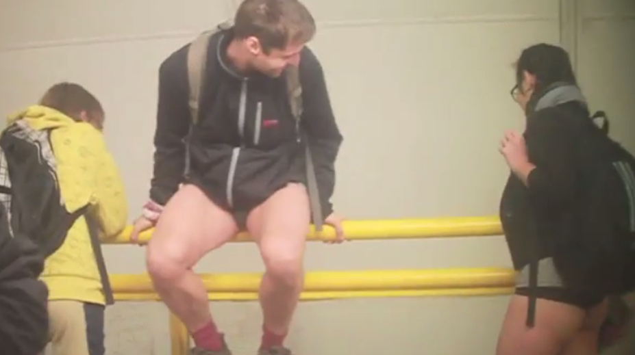 Naháči bez nohavíc poriadne prekvapili cestujúcich metra v Prahe