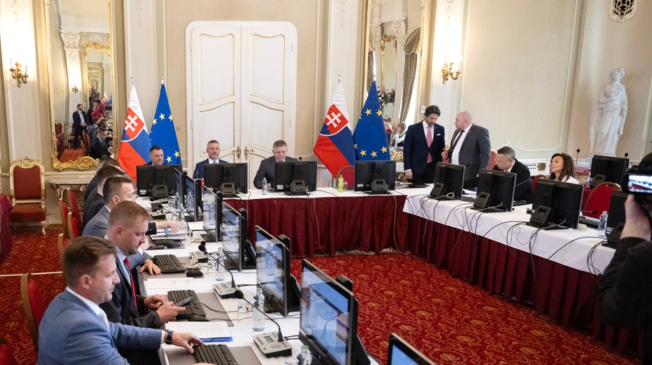 O prácu prichádzajú tisíce Slovákov. Politici sa sporia, riešenie chýba