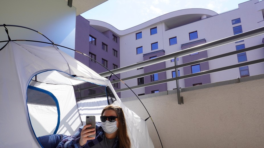 FOTO: Bizarný inzerát: Žena ponúka prenájom stanu na jej balkóne za 480 eur