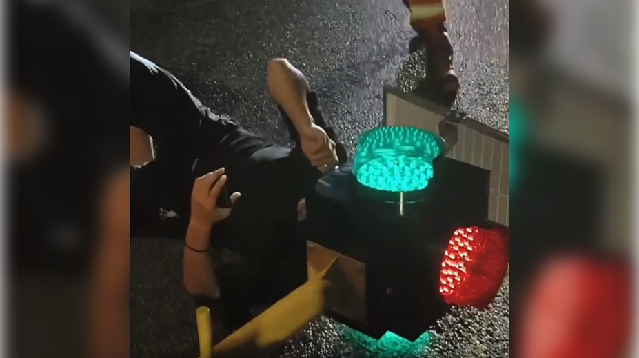 VIDEO: Mužovi sa po páde z motorky zakliesnila hlava v semafore. Bizarná nehoda baví sociálne siete