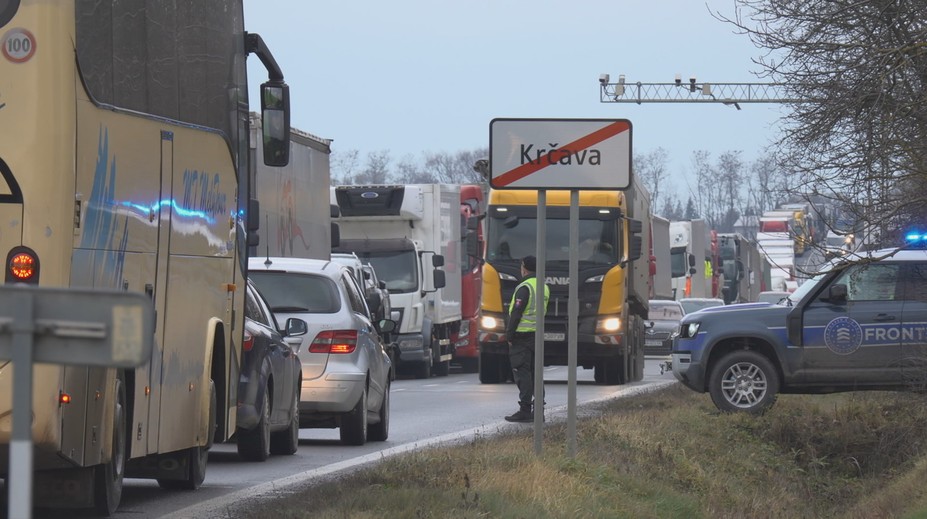 Tisíce Ukrajincov sa snažia na sviatky dostať domov. Pred hraničným priechodom čakajú desiatky hodín