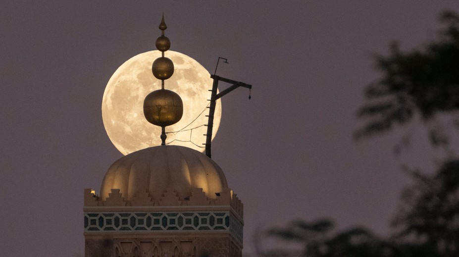 VIDEO: Posledný supermesiac tohto roka rozžiaril oblohu