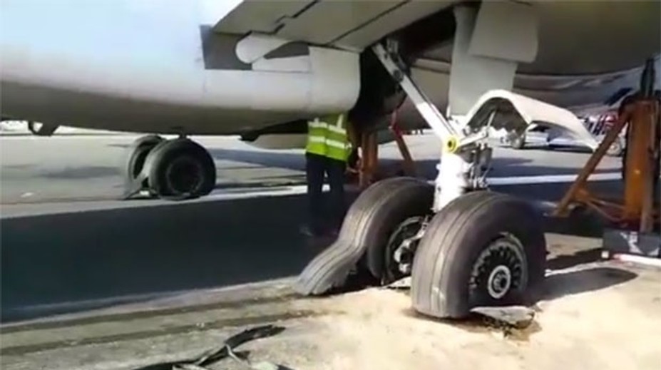 Lietadlo pristálo s prasknutými pneumatikami, uzatvorili celé letisko
