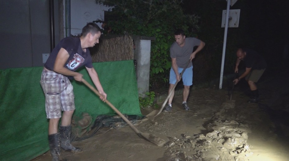 Pokojný večer sa po prietrži zmenil na drámu. Bahno sa valilo Ivanovcami