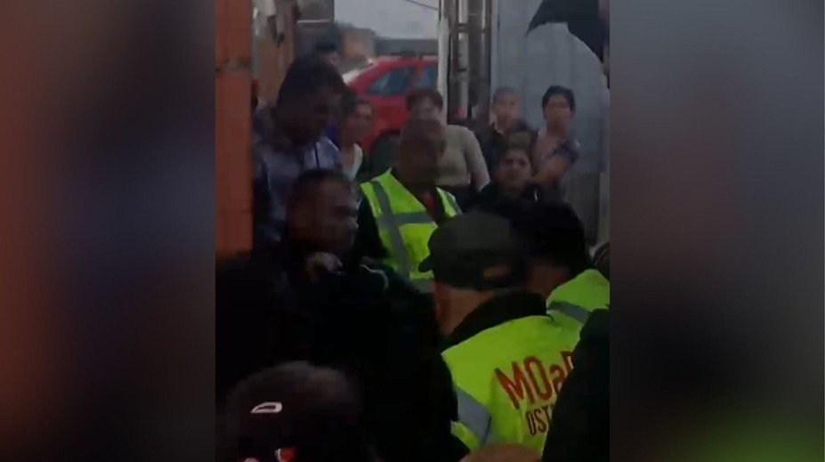 Zásah v osade pri Sabinove sa zvrhol: Miestni napadli policajtov, vojak skončil v nemocnici