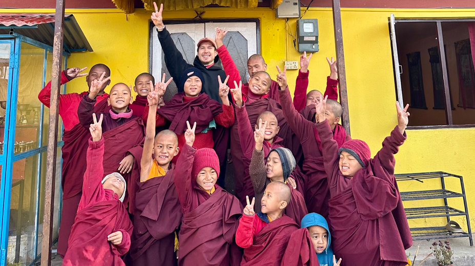 Mladý Slovák predal firmu a teraz cestuje po svete: Deti v budhistickej škole v Nepále ma učili umeniu šťastia (rozhovor)