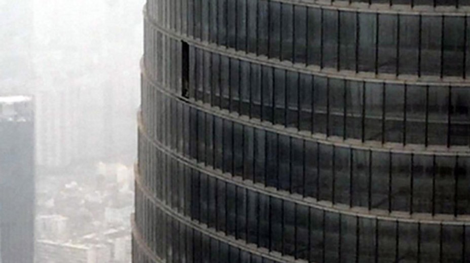 Dráma. Zo 76. poschodia mrakodrapu vypadol sklenený panel