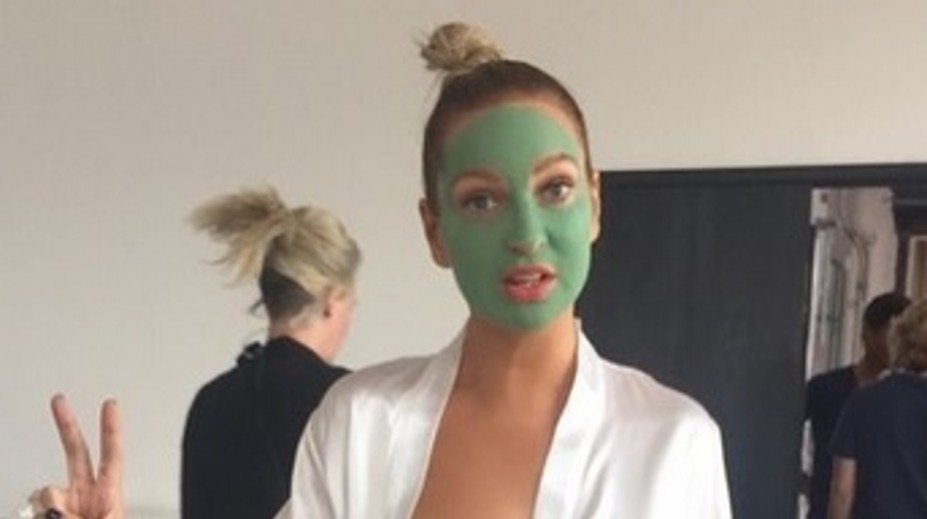 Sia predbehla fotografov. Vyhrážali sa jej, tak nahú fotku zverejnila sama