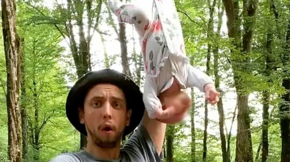 VIDEO: Ruský influencer rozhneval mamičky. Pozrite si, čo robil s bábätkom