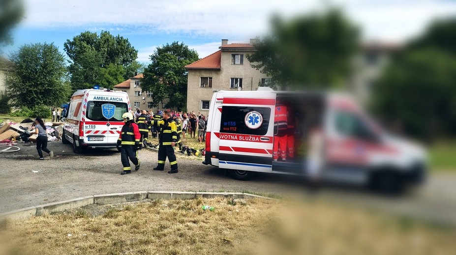 FOTO: Požiar bytovky vo Fiľakove. Oživovali štvorročné dieťa, viacerí ľudia skončili v nemocnici
