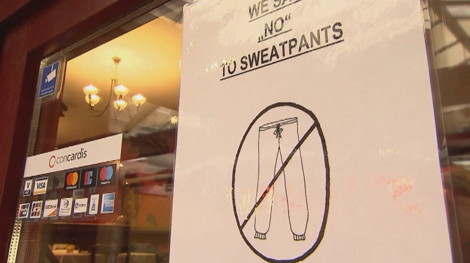 A dosť, do tejto kaviarne vás v teplákoch nepustia. Slušné oblečenie je stále v móde