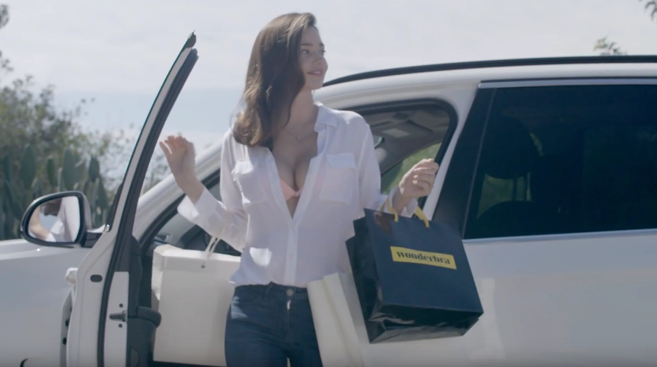 Sexy mamička Miranda predvádzala nové podprsenky i krásne krivky