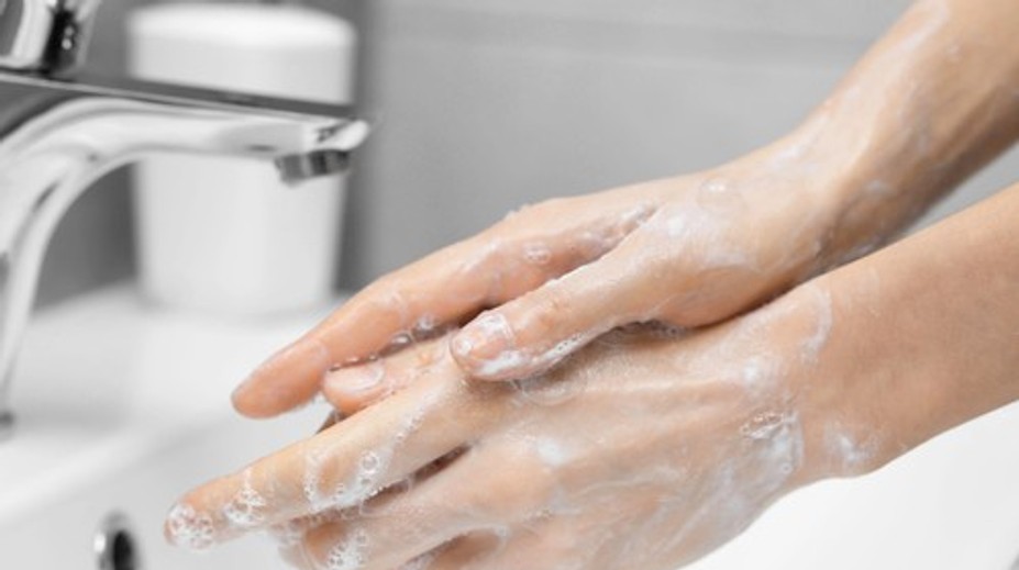 Leto plné zábavy, ale aj baktérií. Prečo je umývanie rúk v horúčavách nevyhnutnosťou?
