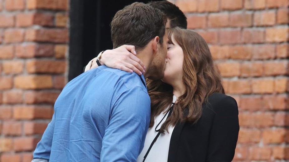 Nové foto z Fifty Shades Darker. Vášnivé bozky a nový fešák na pľaci
