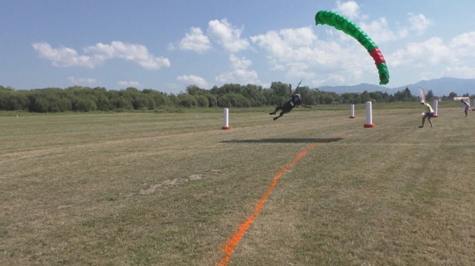 Extrémni parašutisti lietali v Očovej pri vysokej rýchlosti len meter nad zemou