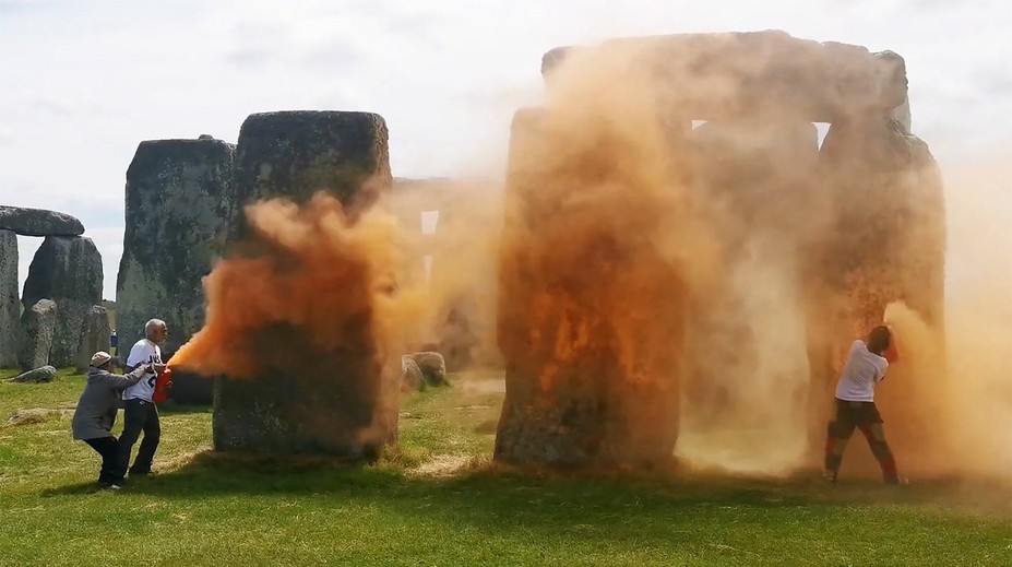 VIDEO: Klimatickí aktivisti v Británii nastriekali farbu na ikonický Stonehenge