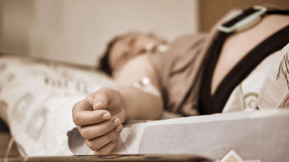 Mozgovo mŕtvu ženu (†31) nemohli odpojiť pre zákon o interrupciách. Lekári z nej po mesiacoch na prístrojoch vybrali dieťa