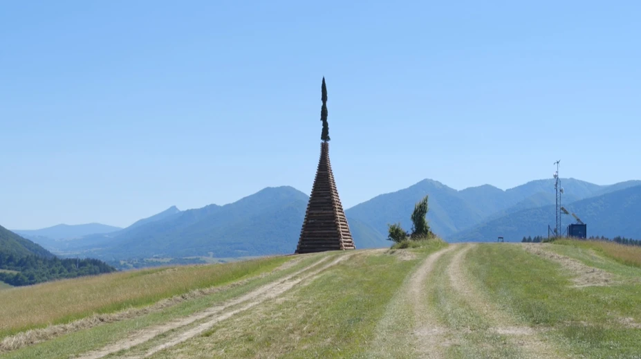 Po takmer 20 rokoch môže padnúť rekord. Hasiči postavili najvyššiu vatru na Slovensku