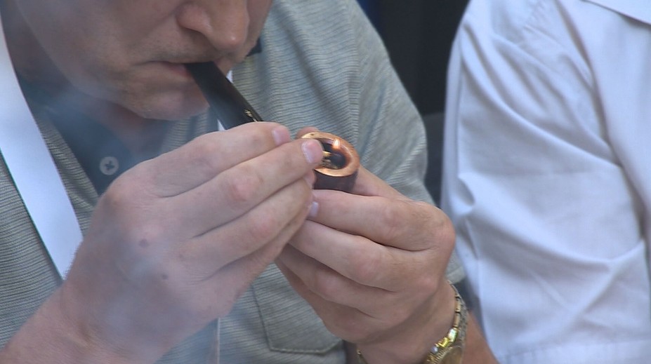 Netradičná súťaž v Nitre. Ľudia sa pretekali, kto dokáže bafkať drevenú fajku čo najdlhšie