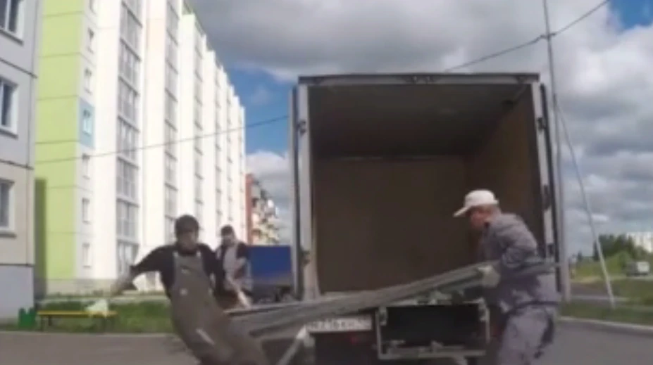 VIDEO: Pat a Mat skutočne existujú, opití sťahováci vás o tom presvedčia