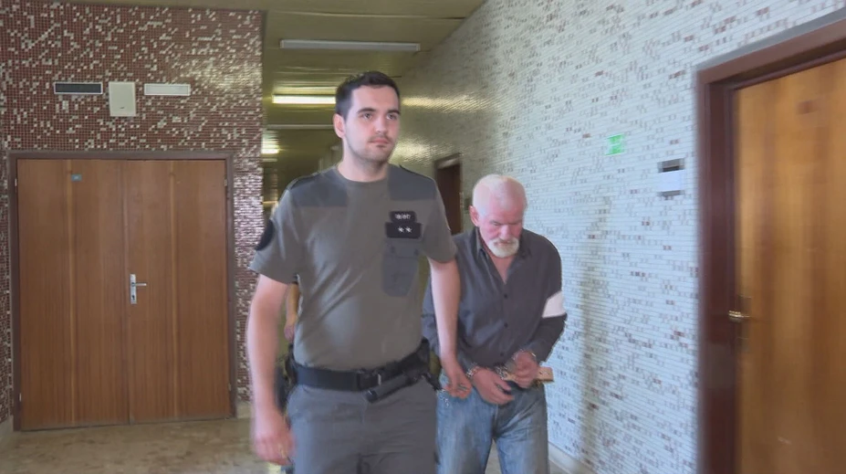 Brata napadol nožom, tyčou aj sekerou. Pred súdom sa k vražde priznal