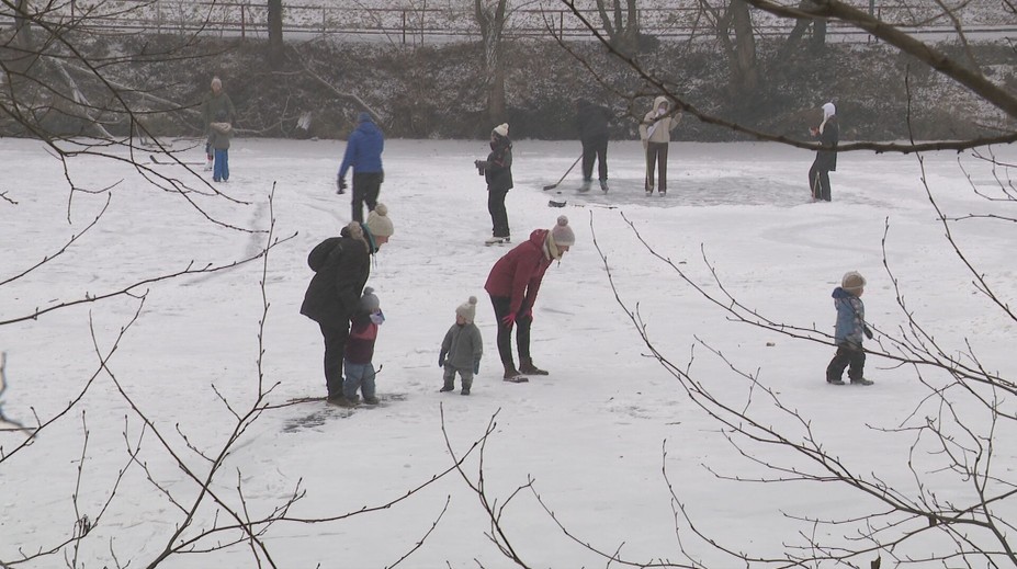Ľad nie je nikdy stopercentne bezpečný. Ministerstvo vnútra radí, čo robiť, ak začne pod ľuďmi praskať