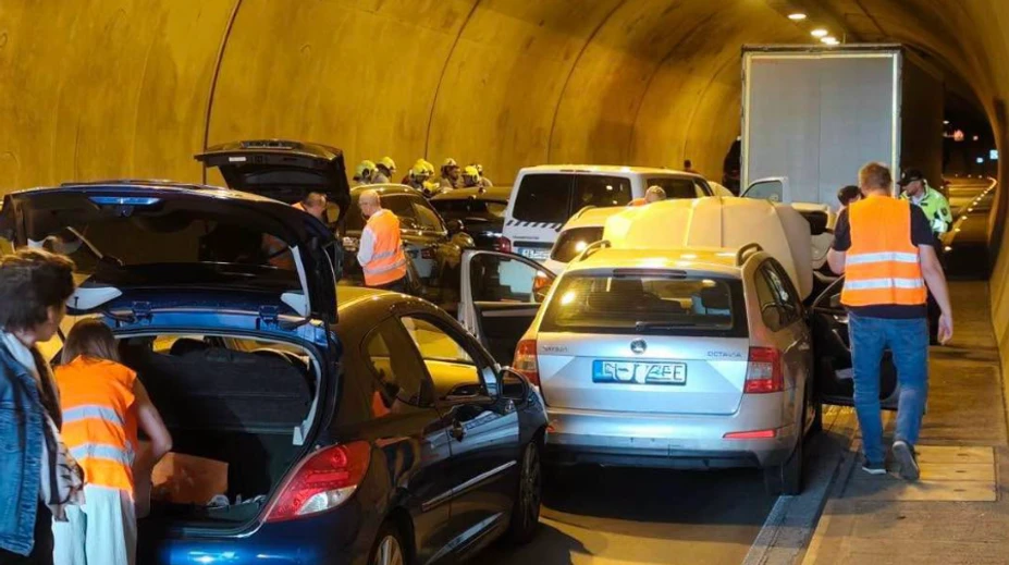 FOTO: Hromadná nehoda v tuneli Sitina, zrazilo sa až 13 áut a kamión