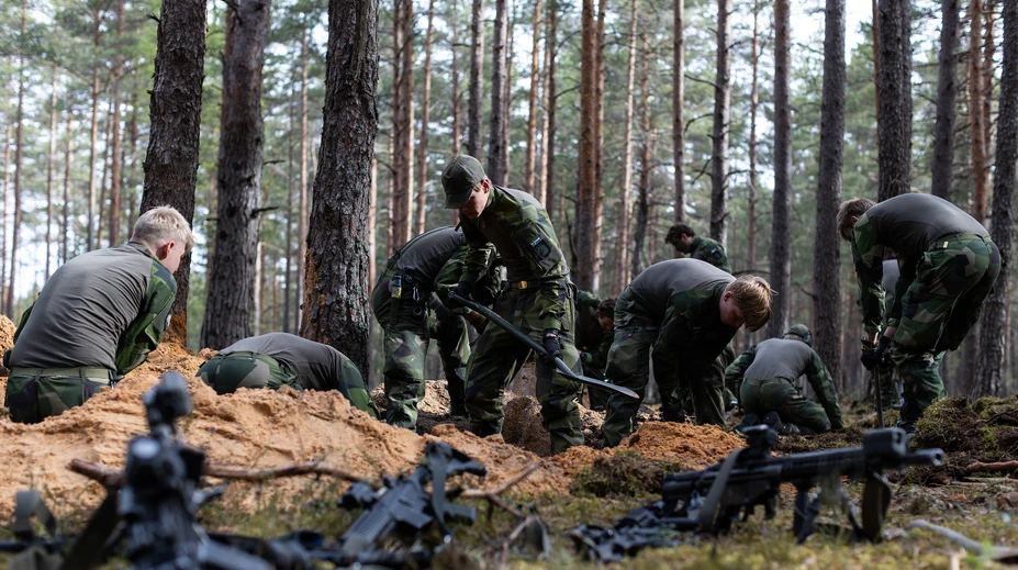 Skutočné vrecia na telá, krv či farári. Krajina NATO cvičila najhorší scenár – pochovávanie vlastných