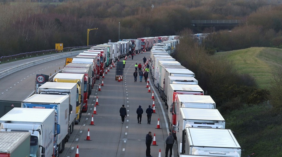 Tisícky kamionistov vrátane tých zo Slovenska uviazli v kolónach pri britskom meste Dover