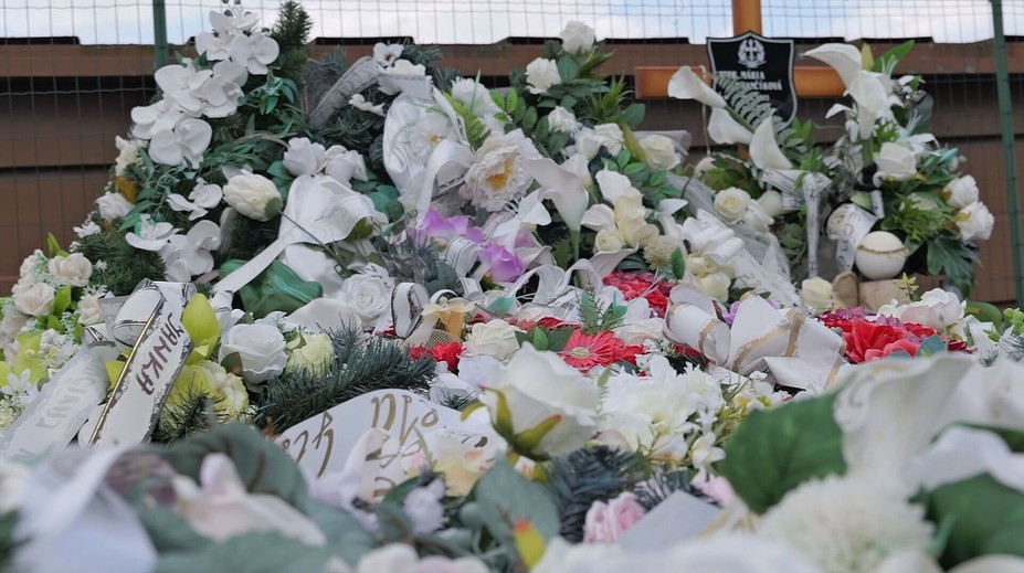 Navštívili sme Spišskú Starú Ves pol roka po tragédii: Hroby sú stále obsypané kvetmi, hľadá sa nový riaditeľ školy