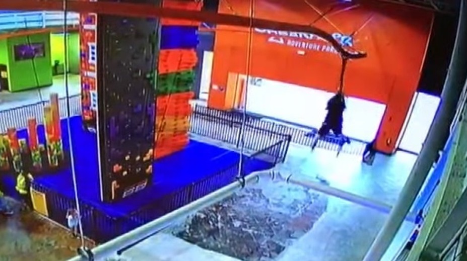 VIDEO: Chvíle hrôzy počas jazdy na oceľovom lane, chlapec (10) spadol na betónovú podlahu