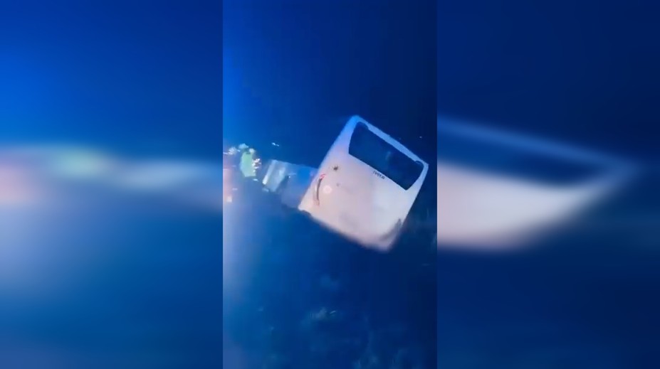 Nehoda autobusu neďaleko Lučenca: Do nemocnice previezli štyroch zranených