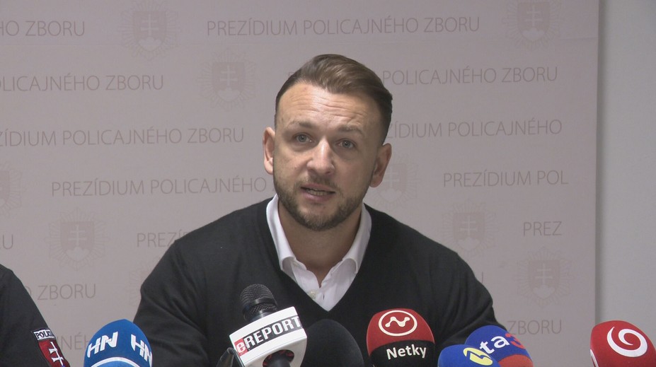 Eštok chváli bezpečnosť Slovenska a výsledky polície. „Žije mimo reality,“ kritizuje ho opozícia