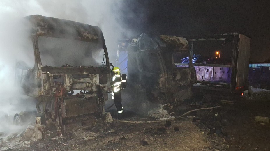 Úmyselne zapálili štyri nákladiaky v Michalovciach. Škoda je v státisícoch