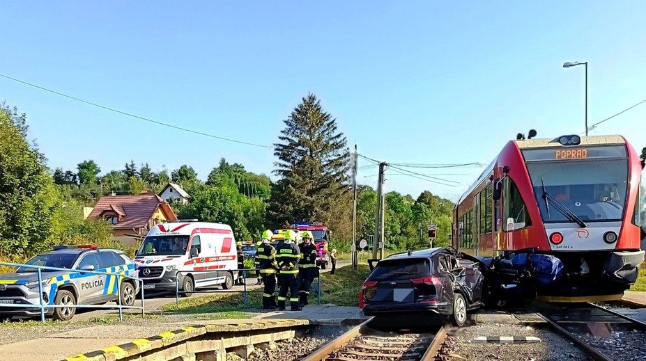 Nehoda na východe Slovenska: Auto vošlo pred idúci vlak, zrážke sa už nedalo zabrániť