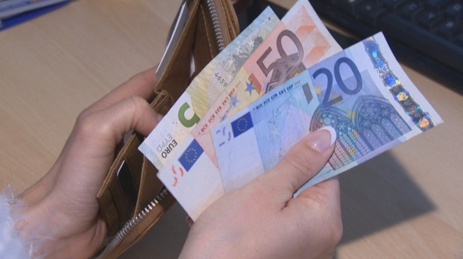 Čo sa na dovolenke oplatí viac? Platba kartou alebo hotovosť