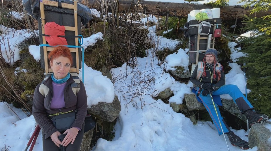 Sneh, ticho a náklad na chrbte: Vianočný čas v Tatrách má pre horských nosičov svoje čaro