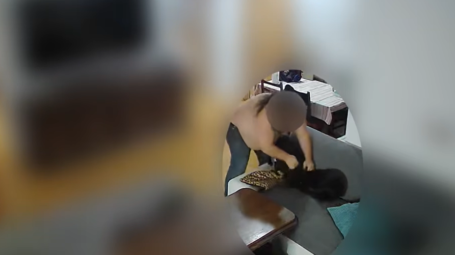 VIDEO: Svojmu malému synovi mal lámať prsty. Polícia zverejnila šokujúce zábery z týrania jeho psov