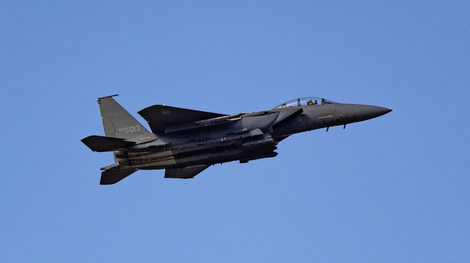 Náraz stíhačiek vo vzduchu vyústil v miliónové škody. Dôvodom bolo, že piloti sa navzájom fotili a natáčali