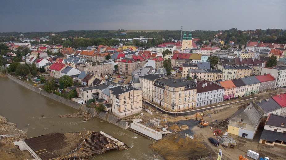 Počas upratovania po ničivých povodniach v Poľsku našli dve telá