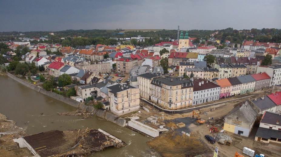 Počas upratovania po ničivých povodniach v Poľsku našli dve telá