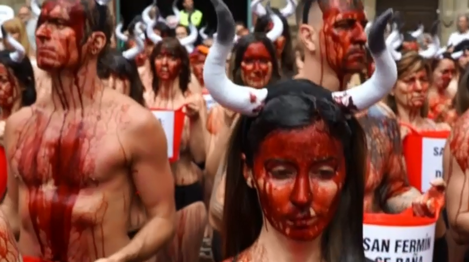 Naháči sa poliali krvou na protest proti zabíjaniu býkov