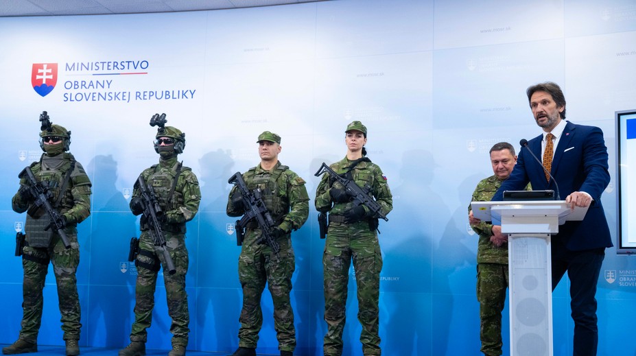 GALÉRIA: Ministerstvo obrany predstavilo nové uniformy aj výzbroj vojakov