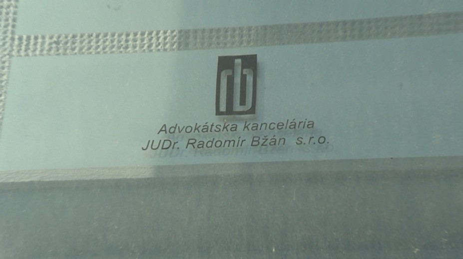 Peniaze vyplatené štátom advokátovi Bžánovi polícia zaistila